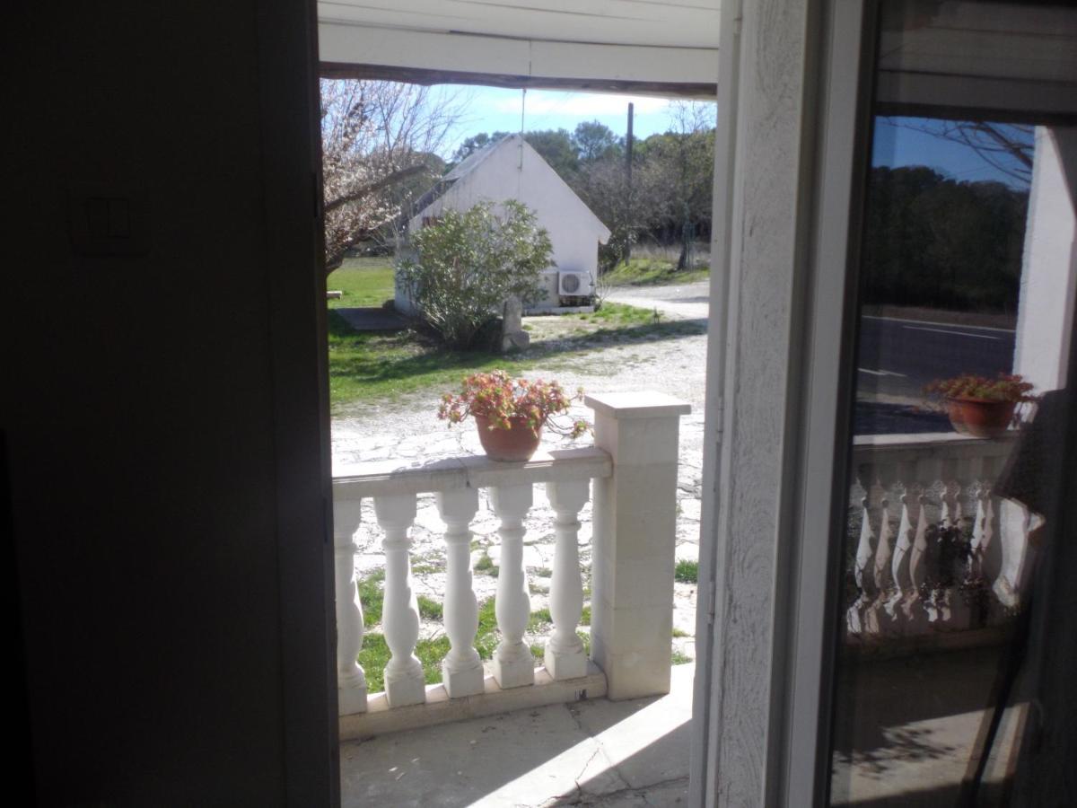 Auberge Des Garrigues Nimes Exterior photo