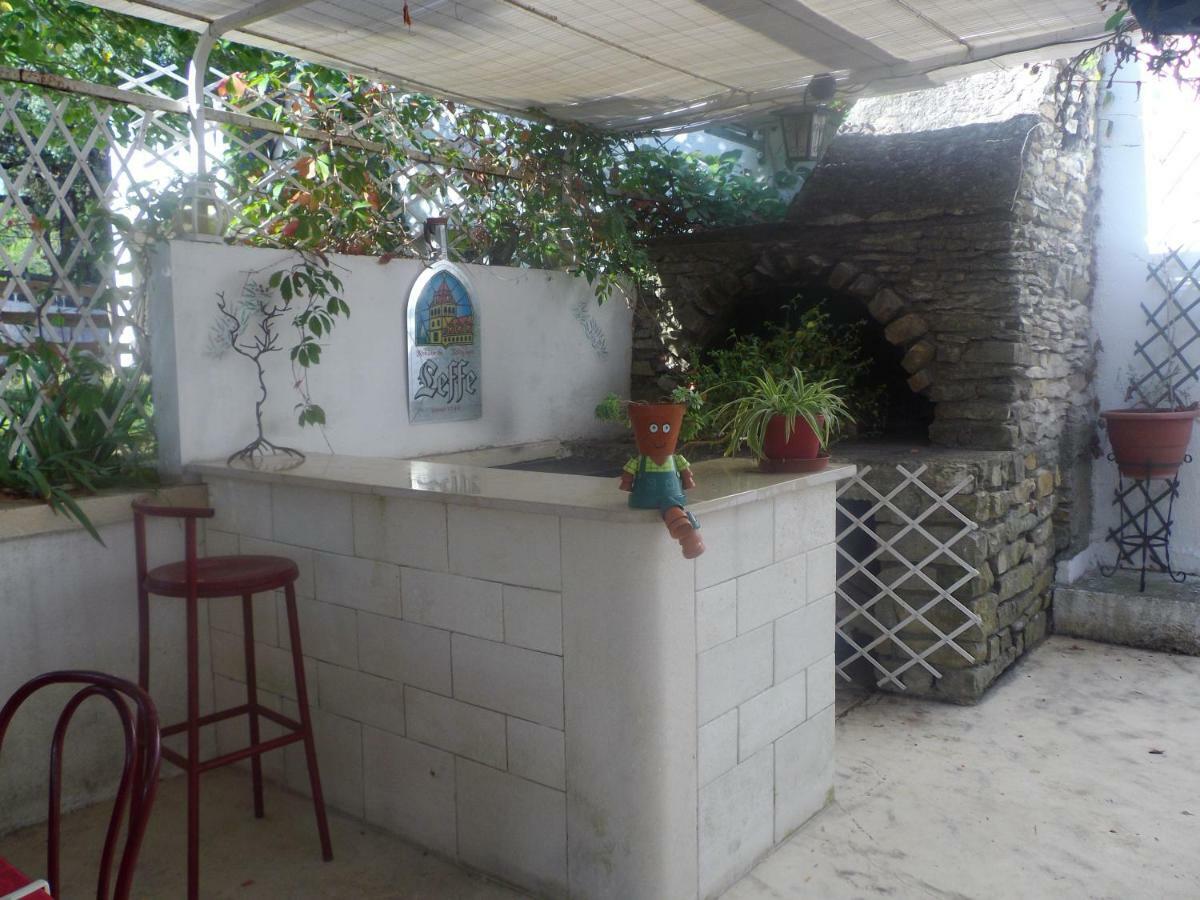 Auberge Des Garrigues Nimes Exterior photo